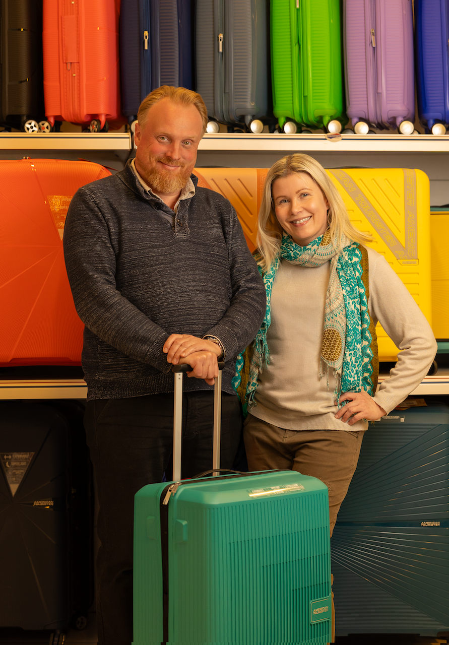 Anni ja Matti Lindell matkalaukkuhyllyn edessä, Amelii Kenkä & Laukku