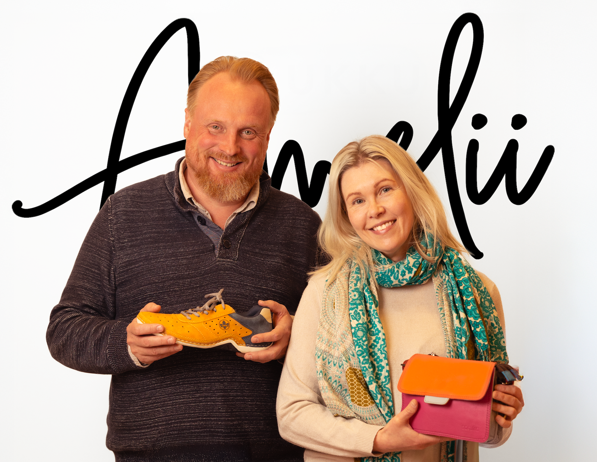 Anni ja Matti Lindell esittelevät kenkiä ja laukkua Amelii Kenkä & Laukku -brändin taustalla